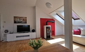 Moderne Dachgeschosswohnung zentral by Seebnb